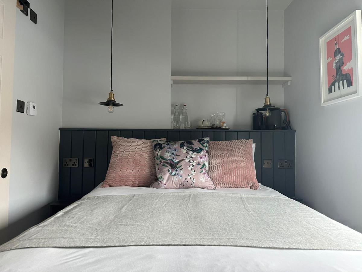 Rooms Above Sugar Boat เฮเลนส์บะระ ภายนอก รูปภาพ