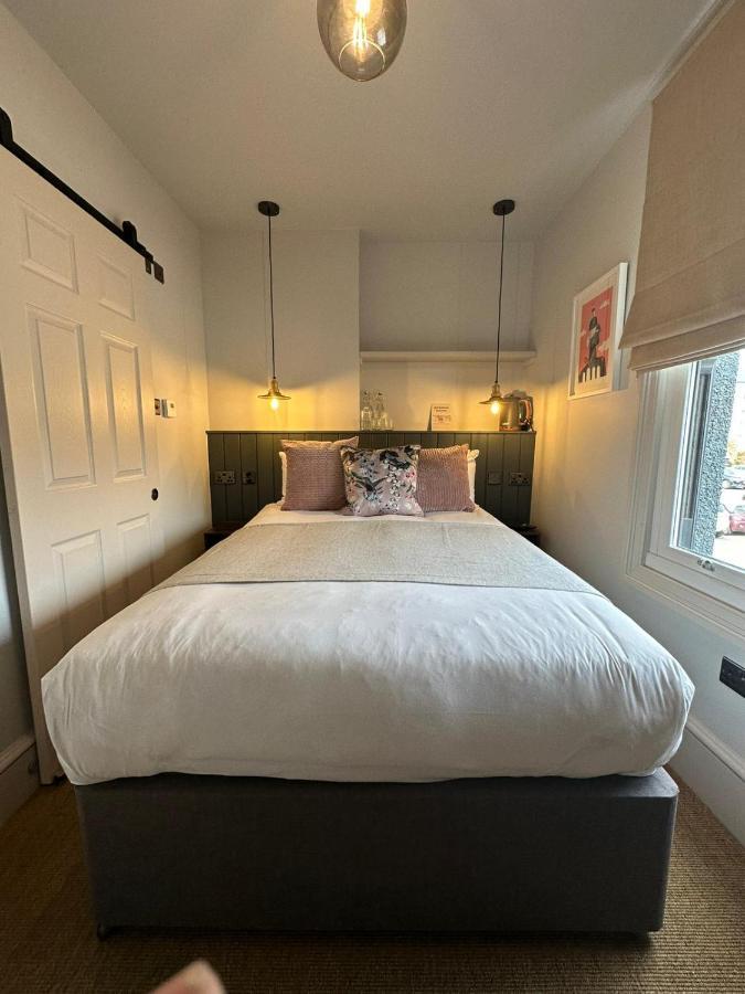 Rooms Above Sugar Boat เฮเลนส์บะระ ภายนอก รูปภาพ