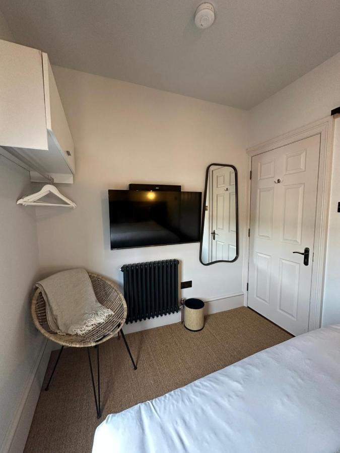 Rooms Above Sugar Boat เฮเลนส์บะระ ภายนอก รูปภาพ