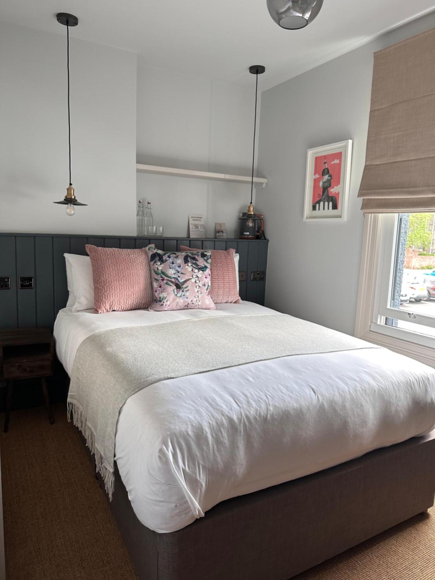Rooms Above Sugar Boat เฮเลนส์บะระ ภายนอก รูปภาพ
