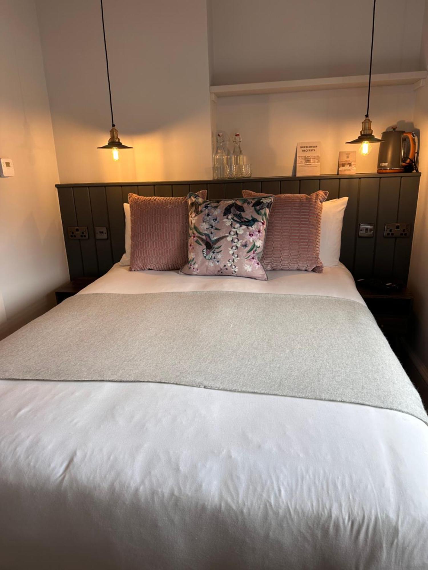 Rooms Above Sugar Boat เฮเลนส์บะระ ภายนอก รูปภาพ