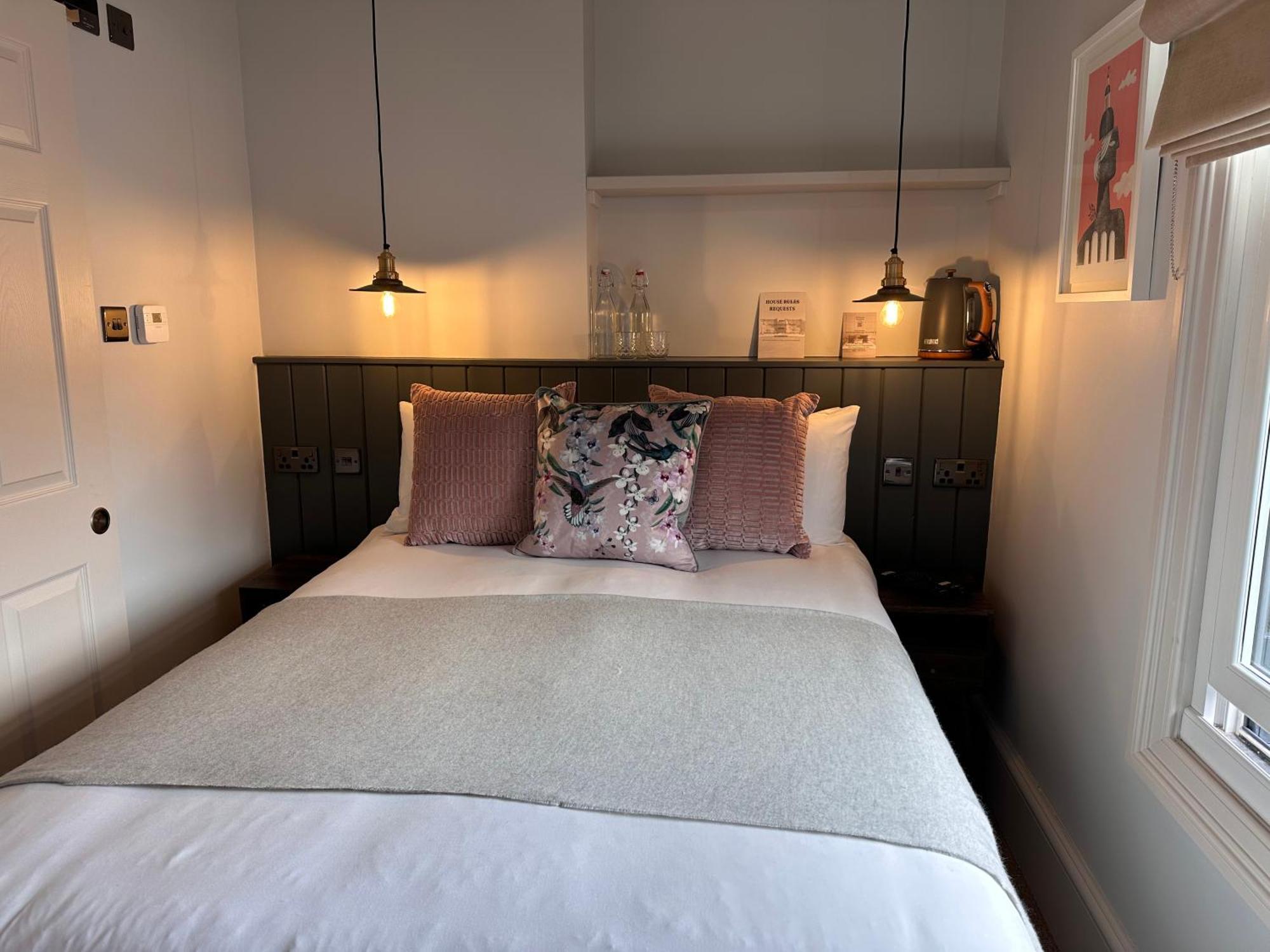 Rooms Above Sugar Boat เฮเลนส์บะระ ภายนอก รูปภาพ