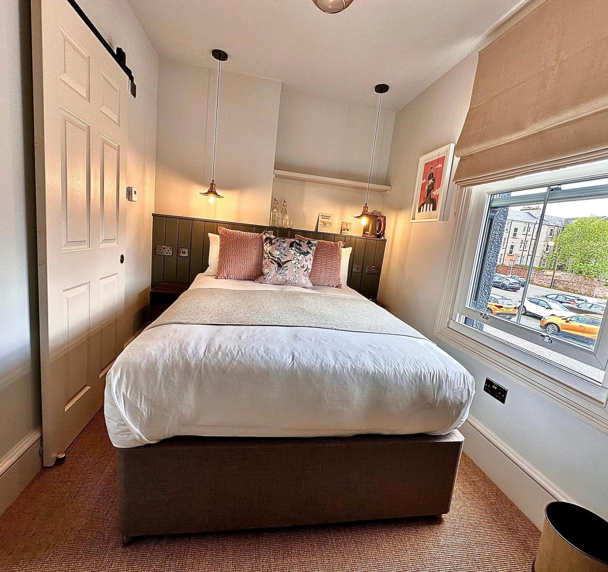 Rooms Above Sugar Boat เฮเลนส์บะระ ภายนอก รูปภาพ