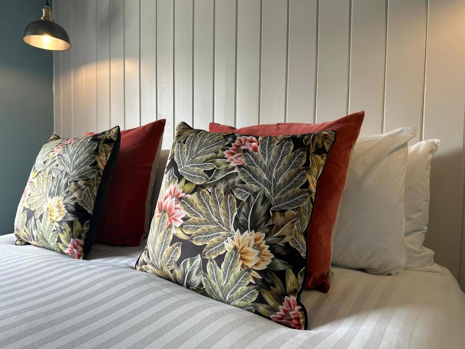 Rooms Above Sugar Boat เฮเลนส์บะระ ภายนอก รูปภาพ